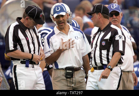 Indianapolis Colts head coach Tony Dungy colloqui con funzionari Jeff Bergman, sinistra e Jerry Bergman (91) durante il secondo trimestre del loro gioco contro i Baltimore Ravens presso Lucas campo petrolifero di Indianapolis il 12 ottobre 2008. (UPI foto/Mark Cowan) Foto Stock