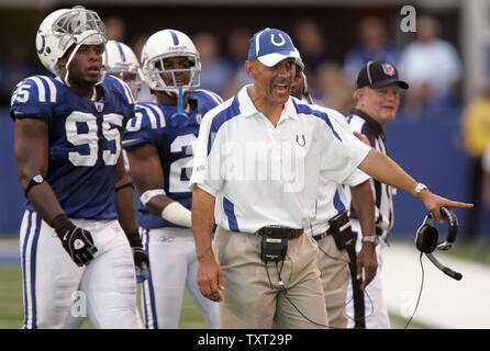 Indianapolis Colts head coach Tony Dungy sostiene una chiamata con funzionari durante la partita contro il Baltimore Ravens nel corso del quarto trimestre a Lucas campo petrolifero di Indianapolis il 12 ottobre 2008. Il Colts ha sconfitto i corvi 31-3. (UPI foto/Mark Cowan) Foto Stock