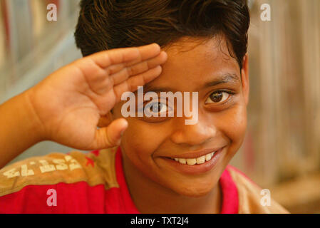 Musulmani indiani e 'Slumdog milionario' attore bambino Mohammed Azharuddin Ismail saluta per un fotografo dentro una delle baraccopoli in Oriente Bandra di Mumbai, in India il 16 marzo 2009. (UPI foto/Mohammad Kheirkhah) Foto Stock