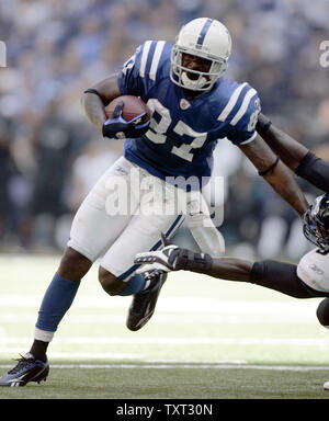 Indianapolis Colts wide receiver Reggie Wayne (87) rigido bracci di Jacksonville Jaguars linebacker Justi Durant (56) durante il secondo trimestre a Lucas campo petrolifero di Indianapolis il 13 settembre 2009. UPI /Mark Cowan Foto Stock