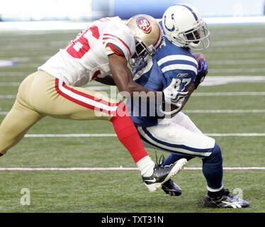 Indianapolis Colts wide receiver Reggie Wayne (87) è colpito da San Francisco 49ers cornerback Shawntae Spencer (36) durante il primo trimestre a Lucas campo petrolifero di Indianapolis il 1 novembre 2009. UPI /Mark Cowan Foto Stock