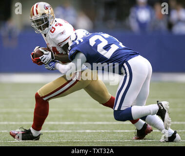 San Francisco 49ers wide receiver Josh Morgan (84) è colpito da Indianapolis Colts Giacobbe difensivo Lacey (27) durante il terzo trimestre a Lucas campo petrolifero di Indianapolis il 1 novembre 2009. Il Colts ha sconfitto il 49ers 18-14 a rimanere imbattuto. UPI /Mark Cowan Foto Stock