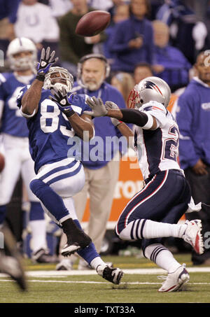Indianapolis Colts wide receiver Pierre Garcon raggiunge per un pass di New England Patriots cornerback Leigh Boddon (23) durante il secondo trimestre a Lucas campo petrolifero di Indianapolis il 15 novembre 2009. UPI /Mark Cowan Foto Stock