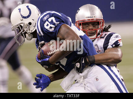 Indianapolis Colts wide receiver Reggie Wayne (87) è colpito da New England Patriots cornerback Jonathan Wilhite (24) durante il secondo trimestre a Lucas campo petrolifero di Indianapolis il 15 novembre 2009. UPI /Mark Cowan Foto Stock