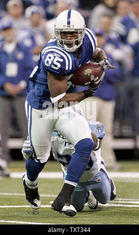 Indianapolis Colts wide receiver Pierre Garcon (85) si svincola dal Tennessee Titans cornerback Nick Harper (20) durante il secondo trimestre a Lucas campo petrolifero di Indianapolis il 6 dicembre 2009. UPI /Mark Cowan Foto Stock