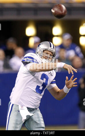 Dallas Cowboys quarterback Jon Kitna (3) lancia contro gli Indianapolis Colts durante il secondo trimestre a Lucas campo petrolifero di Indianapolis il 5 dicembre 2010. UPI /Mark Cowan Foto Stock