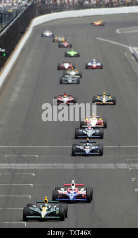 Il campo viene giù la retta via al secondo giro del 95th in esecuzione della 500 Miglia di Indianapolis a Indianapolis Motor Speedway di Indianapolis, il 29 maggio 2011. UPI /Mark Cowan Foto Stock