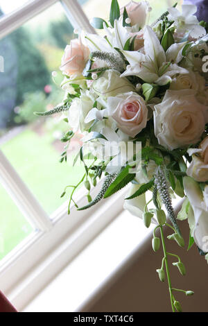Bridal bouquet di fiori nella finestra Visualizzazione di rose e Lillies Foto Stock
