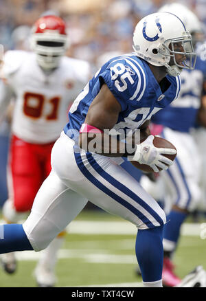 Indianapolis Colts wide receiver Pierre Garcon (85) punteggi di 6 yard touchdown contro Kansas City Chiefs durante il primo trimestre a Lucas campo petrolifero di Indianapolis il 9 ottobre 2011. UPI /Mark Cowan Foto Stock