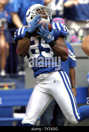 Indianapolis Colts wide receiver Pierre Garcon (85) Si ritiene che le catture di una 67-cantiere touchdown contro Kansas City Chiefs durante il secondo trimestre a Lucas campo petrolifero di Indianapolis il 9 ottobre 2011. UPI /Mark Cowan Foto Stock
