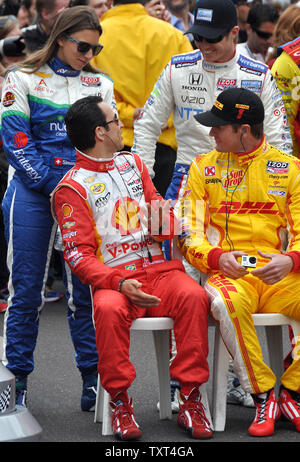 Tre volte vincitore Helio Castroneves, destra-fila anteriore, barzellette con driver Simona De Silvestro, posteriore sinistra, Ryan Brisco, posteriore destro, e Ryan Hunter-Reay, a destra - anteriore, prima della 97th in esecuzione della 500 Miglia di Indianapolis a Indianapolis Motor Speedway di Indianapolis, il 26 maggio 2013. UPI /Mark Grosser Foto Stock