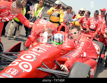 Dario Franchitti è spinto nella corsia di vittoria dal suo equipaggio dopo aver vinto la 96in esecuzione della 500 Miglia di Indianapolis a Indianapolis Motor Speedway di Indianapolis, il 27 maggio 2012. Franchitti ha vinto il suo terzo Indy 500. UPI /Tom Hayden Foto Stock