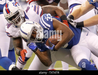 Indianapolis Colts running back Vick Ballard (33) è portato verso il basso da Buffalo Bills difensivo fine Kyle Moore (54) dopo un 3-cantiere eseguito durante il primo trimestre a Lucas Oil Stadium di Indianapolis,., 25 novembre 2012. UPI /Mark Cowan Foto Stock