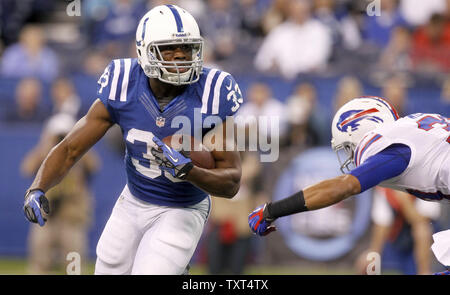 Indianapolis Colts running back Vick Ballard (33) sfugge Buffalo Bills sicurezza George Wilson (37) durante il terzo trimestre della loro 20-13 vincere a Lucas Oil Stadium di Indianapolis,., 25 novembre 2012. UPI /Mark Cowan Foto Stock