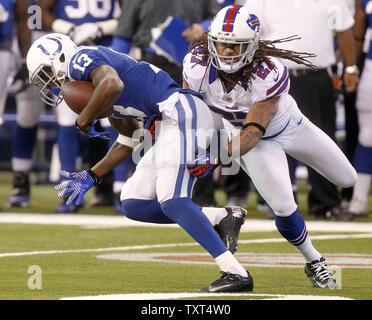 Indianapolis Colts wide receiver T.Y. Hilton (13) tenta di sfuggire alla Buffalo Bills cornerback Stephon Gilmore (27) dopo un 18-cantiere pass reception durante il primo trimestre a Lucas Oil Stadium di Indianapolis,., 25 novembre 2012. UPI /Mark Cowan Foto Stock