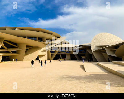 Il nuovo Museo Nazionale del Qatar a Doha, costruito in una rosa del deserto conformazione prevede l'istruzione. Foto Stock