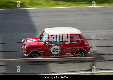 Austin Mini Cooper S nel circuito de Barcelona, Catalogna, Spagna Foto Stock