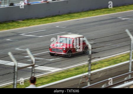 Austin Mini Cooper S nel circuito de Barcelona, Catalogna, Spagna Foto Stock