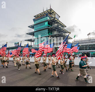 Il Crocevia di America Boy Scout Band e Color Guard marche lungo il tratto principale durante il pre-gara festeggiamenti per il 2017 Indianapolis 500, al Motor Speedway di Indianapolis il 28 maggio 2017 a Indianapolis, Indiana. Foto di Edwin Locke/UPI Foto Stock