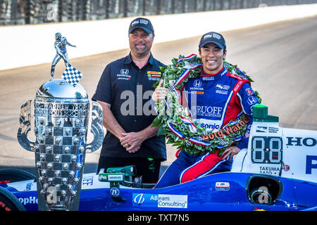 Takuma Sato (a destra) pone con il proprietario del team Michael Andretti sul tratto principale la mattina dopo la vittoria del 2017 Indianapolis 500, al Motor Speedway di Indianapolis il 29 maggio 2017 a Indianapolis, Indiana. Foto di Edwin Locke/UPI Foto Stock