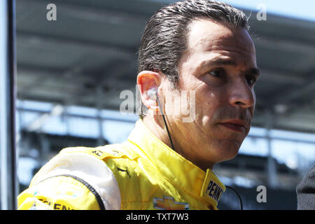 Tre time Indy 500 vincitore Helio Castroneves attende la luce verde nel corso di aprire la giornata di test al Motor Speedway di Indianapolis il 30 aprile 2018 a Indianapolis, Indiana. Foto di Bill Coon/UPI Foto Stock