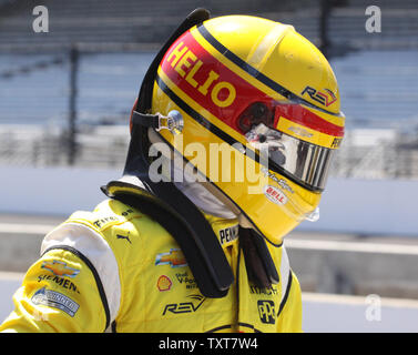 Driver per Penske Helio Castroneves si prepara ad entrare nella sua auto da corsa aperta durante la giornata di test al Motor Speedway di Indianapolis il 30 aprile 2018 a Indianapolis, Indiana. Castroneves è un 3 tempo Indy 500 vincitore. .Foto di Bill Coon/UPI Foto Stock