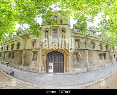 Ingresso e la facciata esterna di St John's College, Oxford University, lungo St Giles Street su una soleggiata mattina d'estate. Foto Stock