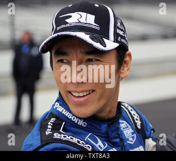 Ex Indy 500 vincitore Takuma Sato attende la bandiera verde dopo la pioggia interrompe la pratica aperta durante la giornata di test per il 103 in esecuzione di Indianapolis 500 al Motor Speedway di Indianapolis il 24 aprile 2019 a Indianapolis, Indiana. Sato ha vinto la gara nel 2017. Foto di Bill Coon/UPI Foto Stock