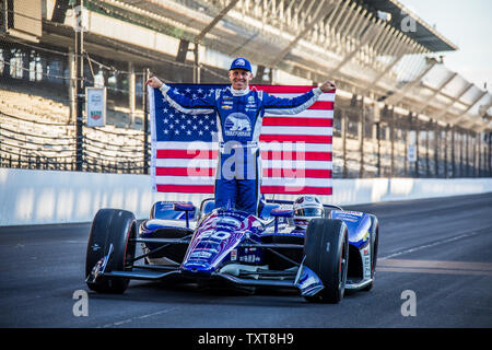 Ed Carpenter pone durante il tradizionale bancata anteriore riprese per il 2019 Indianapolis 500. Carpenter inizia la seconda, il 20 maggio 2019 a Indianapolis, Indiana. Foto di Edwin Locke/UPI Foto Stock