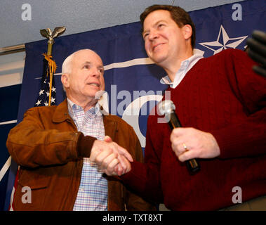 Presidenziale repubblicano speranzoso il Sen. John McCain (R-Ariz.) (L) scuote le mani con ex speranzoso Sen. Sam Brownback (R-Kan.) prima di affrontare i sostenitori di una sosta presso i suoi uffici di campagna in Urbandale, Iowa il 2 gennaio 2008. Iowa detiene il loro caucus presidenziali il 3 gennaio. (UPI foto/Brian Kersey) Foto Stock