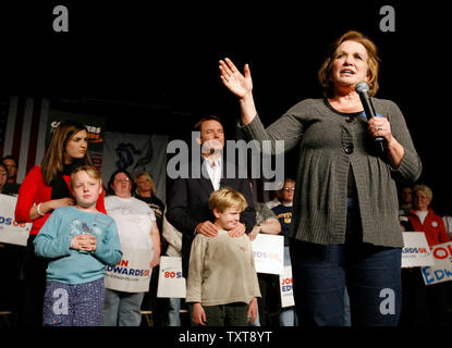 Elizabeth Edwards (R) supporta gli indirizzi per il suo sposo presidenziale democratico speranzoso il Sen. John Edwards (C) (D-NC) come i loro figli guardano in corrispondenza di una interruzione della campagna di Des Moines, Iowa il 2 gennaio 2008. Iowa mantiene la sua caucus presidenziali il 3 gennaio. (UPI foto/John Sommers II) Foto Stock