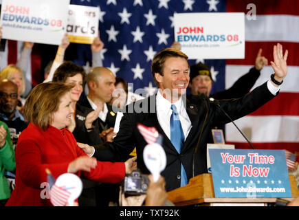 Elezioni presidenziali democratiche promettente ex Sen. John Edwards (D-N.C.) (R) e sua moglie Elisabetta ondata di sostenitori in un caucus notte nel rally di Des Moines, Iowa il 3 gennaio 2008. Edwards ha rivendicato il secondo posto al Caucus democratico. (UPI foto/Brian Kersey) Foto Stock