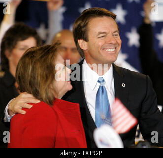 Elezioni presidenziali democratiche promettente ex Sen. John Edwards (D-N.C.) (R) abbraccia la moglie Elisabetta a un caucus notte nel rally di Des Moines, Iowa il 3 gennaio 2008. Edwards ha rivendicato il secondo posto al Caucus democratico. (UPI foto/Brian Kersey) Foto Stock