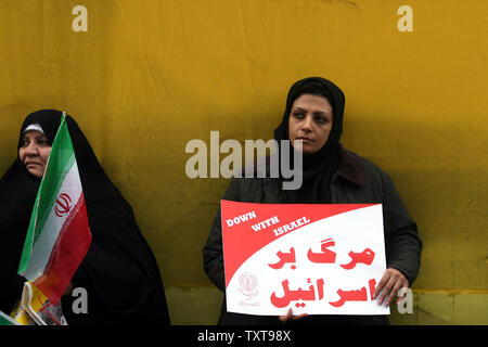 Una donna iraniana tiene un cartello che dice "Morte a Israele" durante una dimostrazione al di fuori della ex ambasciata degli Stati Uniti a Tehran, Iran, per l anniversario della sua 444 giorni di occupazione da parte di militanti studenti iraniani in data 4 novembre 2009. UPI/Maryam Rahmanian Foto Stock