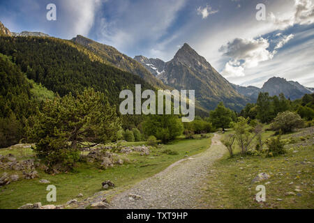 La bellissima Aigüestortes i Estany de Sant Maurici Parco Nazionale dei Pirenei spagnoli montagna in Catalogna Foto Stock