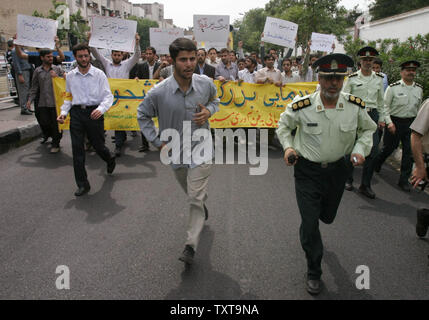 I membri di dell'Iran islamico rigorosa milizia Basij dimostrare al di fuori dell'ambasciata francese a Teheran il 25 maggio 2005. Diverse centinaia di membri del gruppo radicale ha organizzato una serie di manifestazioni al di fuori delle Ambasciate di Gran Bretagna, Francia e Germania nella capitale iraniana per difendere la Repubblica islamica il "diritto" di avere un programma nucleare. (UPI foto/Mohammad Rezaei) Foto Stock