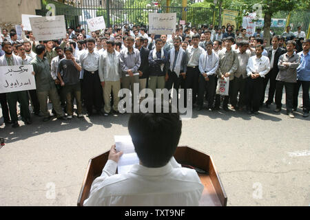 I membri di dell'Iran islamico rigorosa milizia Basij dimostrare al di fuori dell'ambasciata tedesca a Teheran il 25 maggio 2005. Diverse centinaia di membri del gruppo radicale ha organizzato una serie di manifestazioni al di fuori delle Ambasciate di Gran Bretagna, Francia e Germania nella capitale iraniana per difendere la Repubblica islamica il "diritto" di avere un programma nucleare. (UPI foto/Mohammad Rezaei) Foto Stock