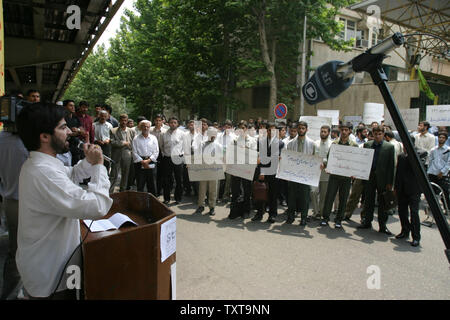 I membri di dell'Iran islamico rigorosa milizia Basij dimostrare al di fuori dell'ambasciata tedesca a Teheran il 25 maggio 2005. Diverse centinaia di membri del gruppo radicale ha organizzato una serie di manifestazioni al di fuori delle Ambasciate di Gran Bretagna, Francia e Germania nella capitale iraniana per difendere la Repubblica islamica il "diritto" di avere un programma nucleare. (UPI foto/Mohammad Rezaei) Foto Stock