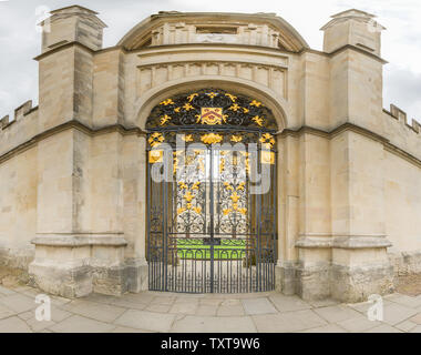Ingresso laterale e la facciata esterna di tutte le anime College, Oxford University, opposta la Radcliffe Camera e la libreria Bodliean, e accanto a St Mary Foto Stock