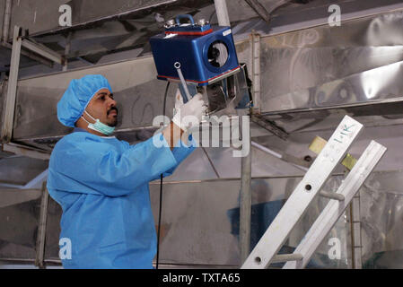 Un ispettore dell'Agenzia internazionale dell'Energia Atomica (AIEA) installa una telecamera per la conversione di uranio Facility in Isfahan, Iran dal 8 agosto 2005. Nazioni Unite gli ispettori hanno guardato come Iran rimosso le guarnizioni finale da apparecchiature ad una conversione di uranio impianto su agosto 10, 2005. L'Iran sta ignorando europea e invita gli Stati Uniti a mantenere l'impianto nucleare chiuso. (UPI foto/Str) Foto Stock