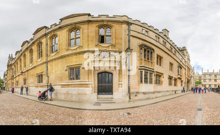 Ingresso laterale e la facciata esterna di Brasenose College di Oxford University, opposta la Radcliffe Camera e la libreria Bodliean, e accanto a St Mary Foto Stock
