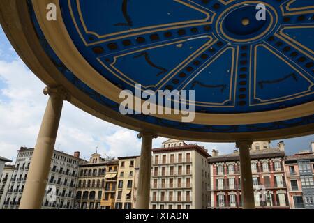 Pamplona, Spagna - 4 Giugno 2019: la piazza del castello visto dal chiosco situato nel centro della piazza nel centro storico di Pamplona, Spagna. Foto Stock