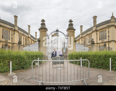 Dopo la seduta di un esame, uno studente lascia gli esami scuole edificio, Oxford University, lungo Merton Street. Foto Stock