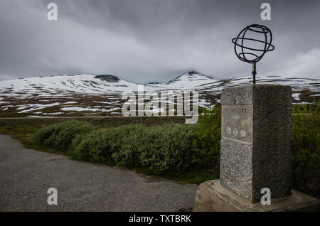 Il Circolo Polare Artico centro sulla E6 Road che attraversa la 66 gradi Nord, Norvegia. Foto Stock