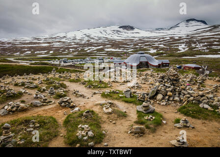 Il Circolo Polare Artico centro sulla E6 Road che attraversa la 66 gradi Nord, Norvegia. Foto Stock