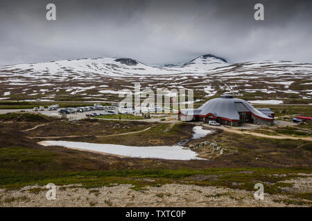 Il Circolo Polare Artico centro sulla E6 Road che attraversa la 66 gradi Nord, Norvegia. Foto Stock