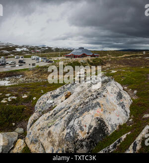 Il Circolo Polare Artico centro sulla E6 Road che attraversa la 66 gradi Nord, Norvegia. Foto Stock