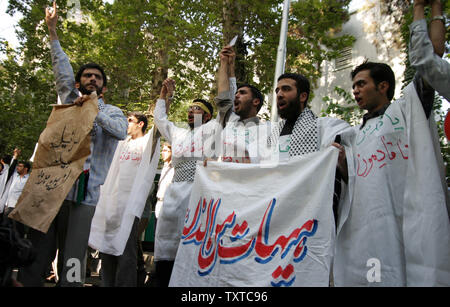 I membri di dell'Iran islamico rigorosa milizia Basij chant anti-US e anti-Israele slogan durante una dimostrazione di fronte alla Palestina ambasciata a Tehran, Iran, il 4 luglio 2006. (UPI foto/Solmaz Pourabdollah/Str) Foto Stock