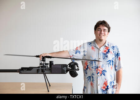 Palmer Luckey, fondatore delle industrie Anduril con loro reticolo Drone fantasma. Anduril è chiamato dopo la spada nella trilogia del Signore degli Anelli Foto Stock