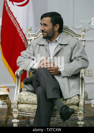 Il presidente dell'Iran Mahmoud Ahmadinejad ascolta il nuovo ambasciatore slovacco per l'Iran, Anton Hajduk (non mostrato) durante la sua accettazione delle credenziali cerimonia in Ahmadinejad dell'ufficio a Teheran il 8 ottobre 2006. Gli Stati Uniti a seguito di crunch colloqui di Londra, pensato per i difficili negoziati con le altre potenze mondiali su una bozza di risoluzione ONU per imporre sanzioni contro Iran per il suo programma nucleare. (UPI foto/Mohammad Kheirkhah) Foto Stock